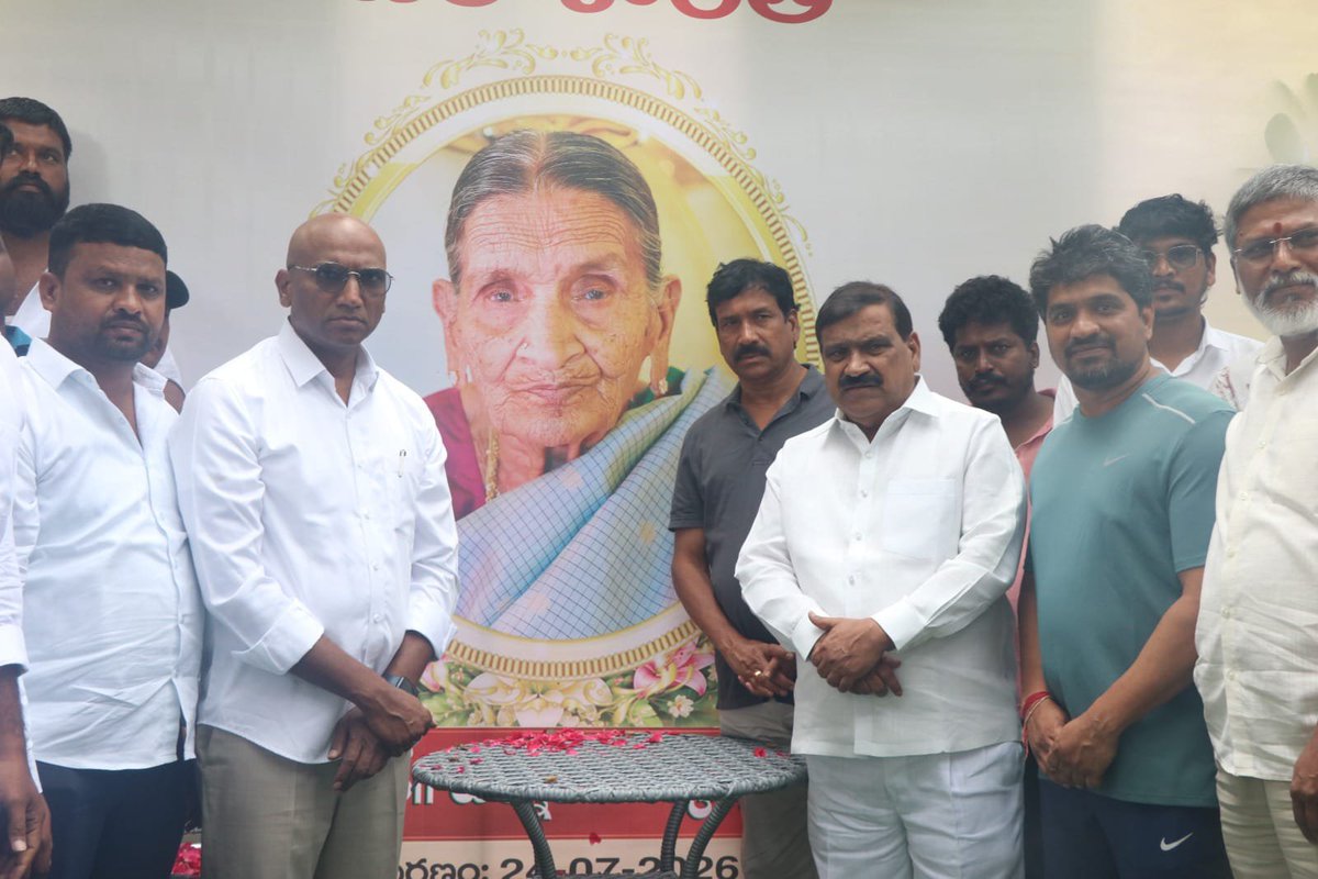 TManoharSwaero's tweet photo. కొడంగల్ మాజీ ఎమ్మెల్యే పట్నం నరేందర్ రెడ్డి గారి మాతృమూర్తి రుక్కమ్మ గారు మరణించగా.. వారి కుటుంబాన్ని పరామర్శించి,రుక్కమ్మ చిత్రపటానికి నివాళులు అర్పించిన బిఆర్ఎస్  రాష్ట్ర ప్రధాన కార్యదర్శి డా.ఆర్ఎస్ ప్రవీణ్ కుమార్ గారు.

#IamRSP #BRS @RSPraveenSwaero @BRSparty @PNReddyBRS https://t.co/kaBobsDoGG