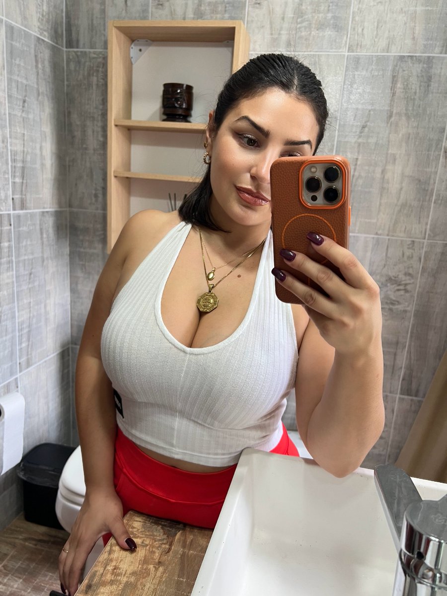 Amandaaisloveee's tweet photo. A lot on my chest… https://t.co/E5LzMyr8th