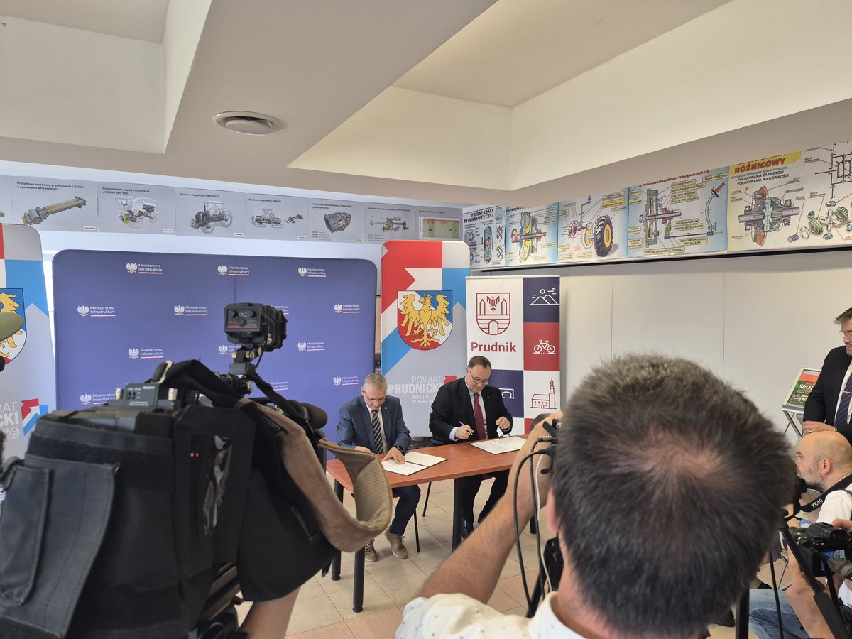 GDDKiA_Opole's tweet photo. Mamy to! Rusza budowa kolejnej obwodnicy w #Opolskie. Dzisiaj podpisaliśmy umowę na budowę obwodnicy Prudnika w ciągu #DK41. Wykonawca, firma @MIRBUD_SA zrealizuje inwestycję za kwotę 89 877 600,60 zł.@GDDKiA @MI_GOV_PL https://t.co/NlQQrkyDrF