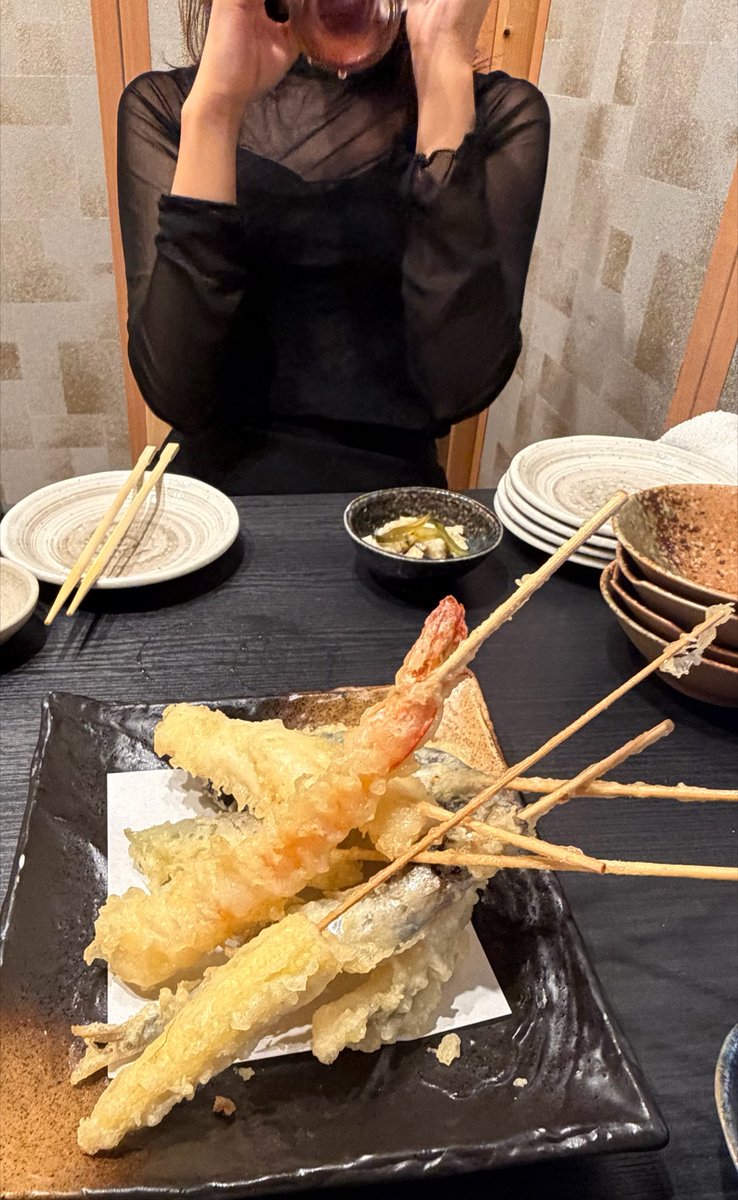 jwest3271's tweet photo. 先日の海外から帰ってきた、いとこの子。
皆様、サンリオ関連の投稿でリプライ下さりありがとうございました！
お詳しい方に聞けたおかげで、最近で見かけないポーチ等をプレゼント出来た🎁

い���こも24歳とお酒飲める歳になったんだ…
自分より飲めてて少しひいたのはあるけど、いいっか🤣 https://t.co/zKrwXuAjvn