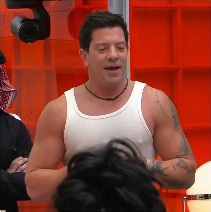 NachoConO's tweet photo. Karina Torres y Yahir siendo los primeros en apuntar con sus chichis se siente tan correcto👄

#LaCasaDeLosFamososMx https://t.co/Kppo35FalH
