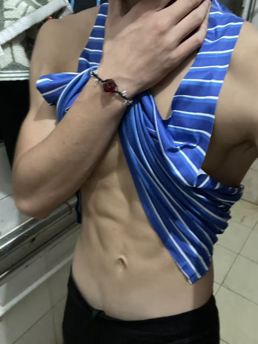 gugude123's tweet photo. #直男 #体育生 #粗口 高三田径体育生，喜欢叫姐姐母狗，实则自己是个骚狗，几次在宿舍被窝里求着姐姐帮他释放，喜欢那种刺激的感觉。视频为多次在家采访，露脸，有射，30min. 主页简介有链接可以进群看无码预览。 https://t.co/Pl567t5owP