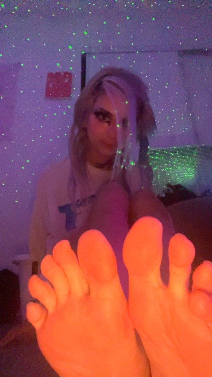 loafsnack's tweet photo. My feet are glowing from the LEDs… congratulations, you’ve discovered the rare bioluminescent e-girl. ✨🦶 https://t.co/NrvSykFl4M