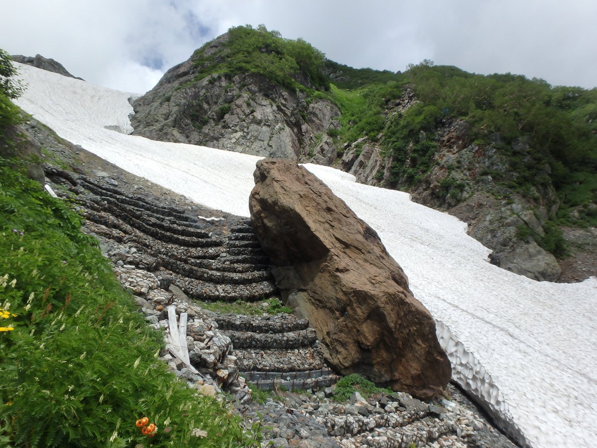 himekawasabou's tweet photo. 白馬大雪渓(ネブカ平)にある赤岩の現地調査をしました🏔️赤岩および周辺のフトン篭の目視点検を行いました！赤岩は登山道付近に位置している大きな岩で、崩落等を防ぐために周辺には砂防施設が整備されています⚠️非常に見応えがあるので、登山される方は登山道上からぜひとも探してみてください🔍 https://t.co/Ja61d9ezC0