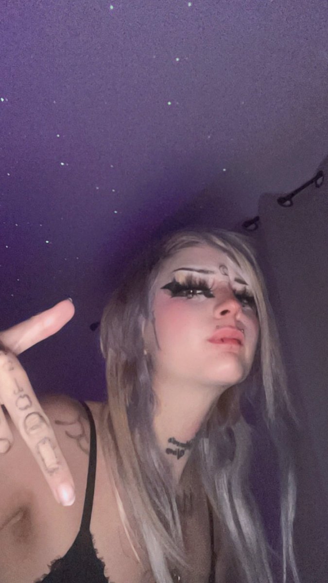 loafsnack's tweet photo. sit down, ur my bitch now :3 https://t.co/6THTgzK6Qj