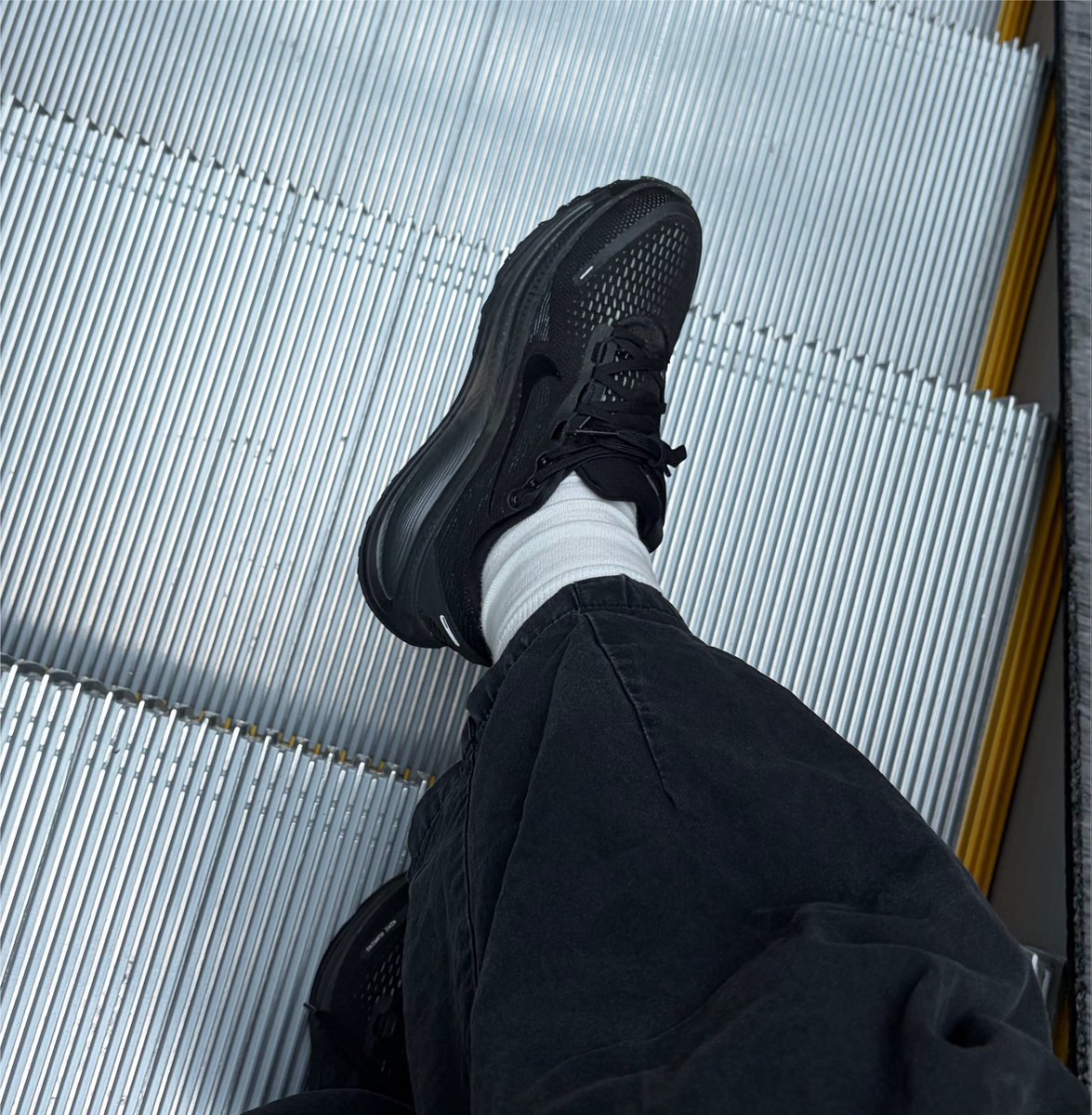 Changbinyan's tweet photo. スンミンが衣装で履いてたNIKEのスニーカー、いままさに履いてるんだけど、歩いて山手線一周しても耐えられたし、ソールがふわふわでとてもいいです。 https://t.co/OfeosIlgzd