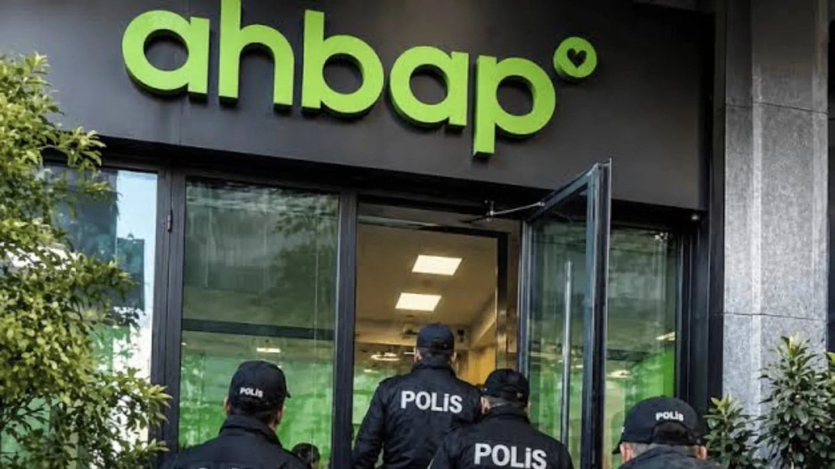 hatmedya's tweet photo. Ahbap soruşturması kapsamında beş kişi ifadeye çağrıldı

İstanbul Cumhuriyet Başsavcılığı'nca yürütülen "Ahbap" soruşturması genişleyerek devam ediyor. Soruşturma kapsamında gazeteci Uğur Dündar, sanatçılar Mahsun Kırmızıgül, Gülben Ergen, Elçin Sangu ve Hayko Cepkin'in ifadeye çağrılacağı öğrenildi.

Soruşturma kapsamında daha önce düzenlenen operasyonlarda 13 şüpheli gözaltına alındı. Adalet Bakanı Akın Gürlek, operasyonla ilgili yaptığı açıklamada, "Ahbaplar Suç Örgütü soruşturmasında dördüncü dalga operasyonunda 13 kişi yakalanarak gözaltına alındı. Soruşturma kapsamında konut ve konteyner alımları, şüpheli taşınmaz devirleri, dernek tarafından düzenlenen çekler ile mali ve ticari ilişkiler bütün yönleriyle incelenmektedir" dedi.

Soruşturma kapsamında bugüne kadar üç operasyon düzenlendi ve aralarında Haluk Levent'in de bulunduğu 28 kişi tutuklandı.