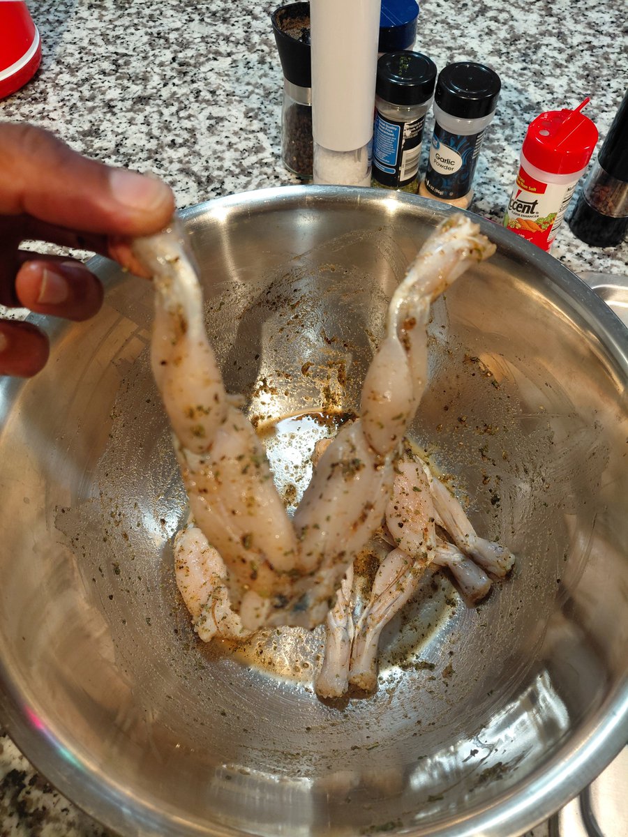 cookingfeva's tweet photo. Seasoned fried frog 🐸 legs. Succatash  &amp; rice 🍚 #food #froglegs #cheftell #cookingfeva https://t.co/TpXBAgOuJR