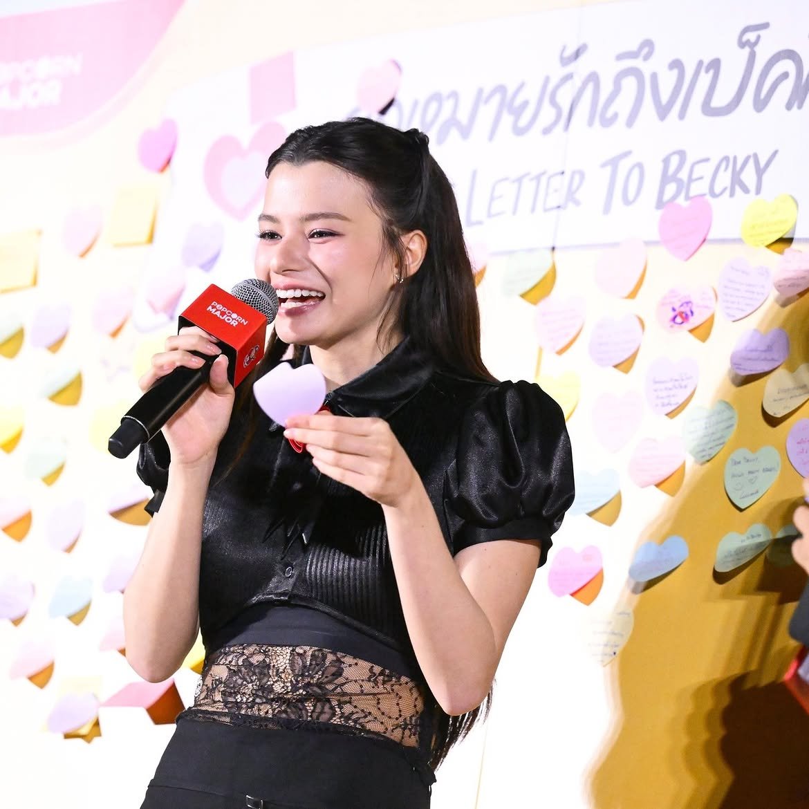 beckyfanclub05's tweet photo. 📸 💜 : 𝗽𝗼𝗽𝗰𝗼𝗿𝗻𝗺𝗮𝗷𝗼𝗿_𝗼𝗳𝗳𝗶𝗰𝗶𝗮𝗹

💖 โมเมนต์ดี ๆ เกิดขึ้นอีกแล้ว... ขอบคุณที่มาเจอกันนะคะ 🍿✨ Every Pop Moment, Every Happy Me #เบคกี้ติดป๊อปคอร์นเมเจอร์ 🧡 

#PopcornMajor #beckysangels‌ #RebeccaSnackFirstDate https://t.co/KT65IoTGft