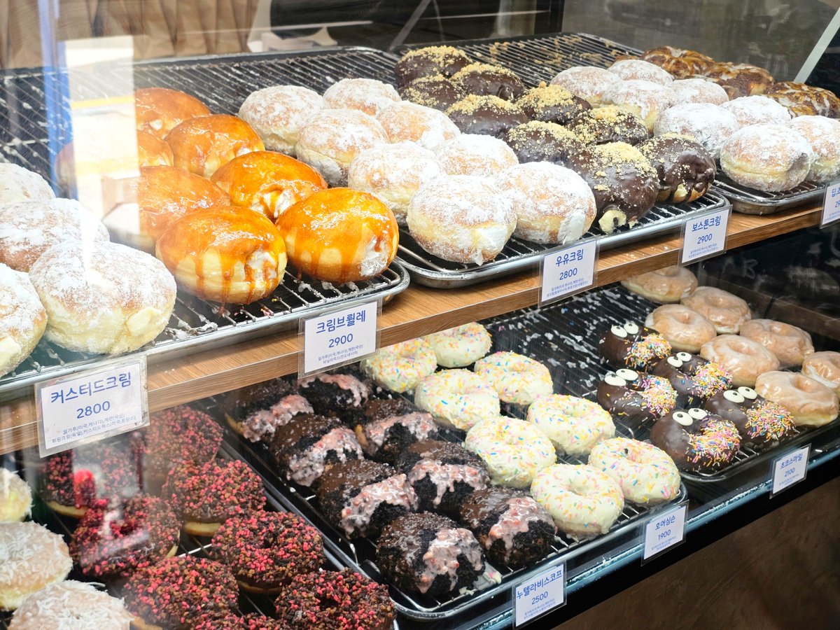 it_sallgoodman's tweet photo. 오전 10시 반에 품절되는
수원 도넛 맛집 '엉클스도넛' 리얼 후기🍩

- 오픈 오전 9시

- 금요일 10시 반 도착, 품절

- 월요일 9시 20분 도착 (2트 만에 성공)

- 주차는 건물 지하주차장 있음

- 2팀씩 입장, 이유는?
매장이 협소하고 손님들끼리 다툰 적 있었다고 함

- 반죽부터 모든 공정을 매장에서 직접 생산한다고 함

- 일반 도넛 대비 설탕을 60% 적게 사용 한다고 함

- 기본 글레이즈 도넛 990원, 1인당 4개씩만 살 수 있음

- 그 외 종류 많음

- 빵이 쫄깃하고 기름 맛이 안 나고 담백함

- 초코류 도넛은 초코 맛이 진하고 맛있음

- 크림류 도넛 안은 크림이 꽉 차 있음

-  같은 건물에 화이트리에, 픽베이크 있음