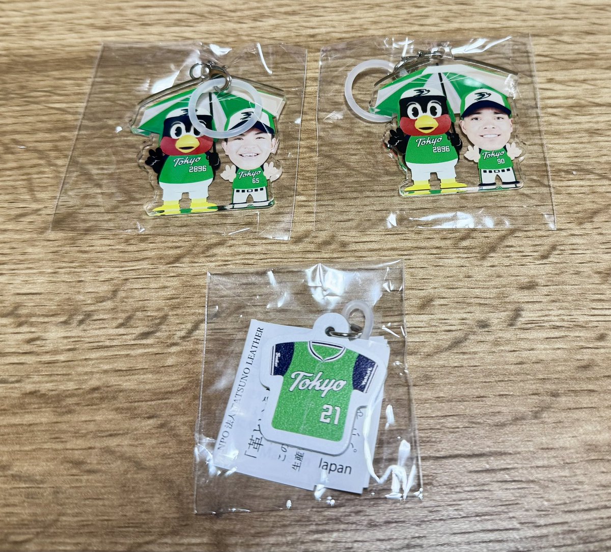 U720504's tweet photo. スワローズ 燕プロジェクトグッズ【交換・譲渡】

お心当たりのある方はお気軽にお声がけください🙇‍♀️

【譲】
傘チャーム：ユニ21／相合傘65・90
スワポン：24・★63

【求】
7・定価
★63は同種交換のみ🙏

現地(直近は8/1・2)or郵送

＃スワローズグッズ交換希望
＃スワローズグッズ交換譲渡 https://t.co/wP179lH67f