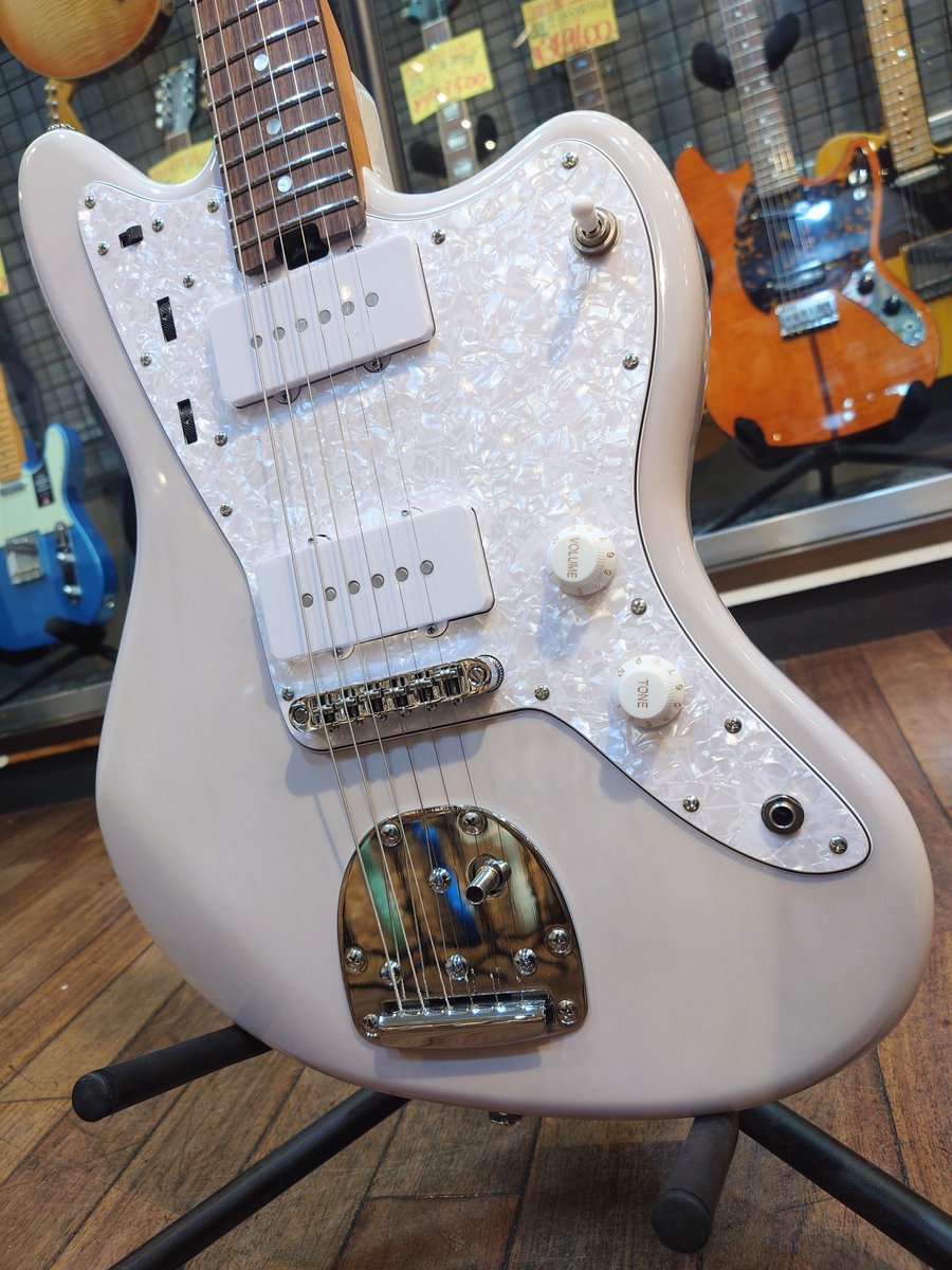 AikyokuOfficial's tweet photo. 【今池店】
■#Soloking JM-40 Classic WHBLD
高コスパなJMタイプモデルが入荷🎉
ネックには剛性に優れた、
ローステッドメイプルネックを採用✨️
ステンレスフレットや
ロックペグ等も搭載しており、
モダンな仕様が魅力の1本です👍
1本限りの特別価格🉐‼️‼️‼️
#エレキギター https://t.co/LHAEvNCx3Y