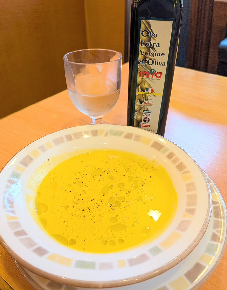 pecopeco_1022's tweet photo. サイゼリヤに急いで……！

今ならイタリアンのコースとかの最初にひと口くらいしか出されない美味しい前菜スープをしっかりした量、飲めます。

180円です。 https://t.co/VjHYQNhIFk