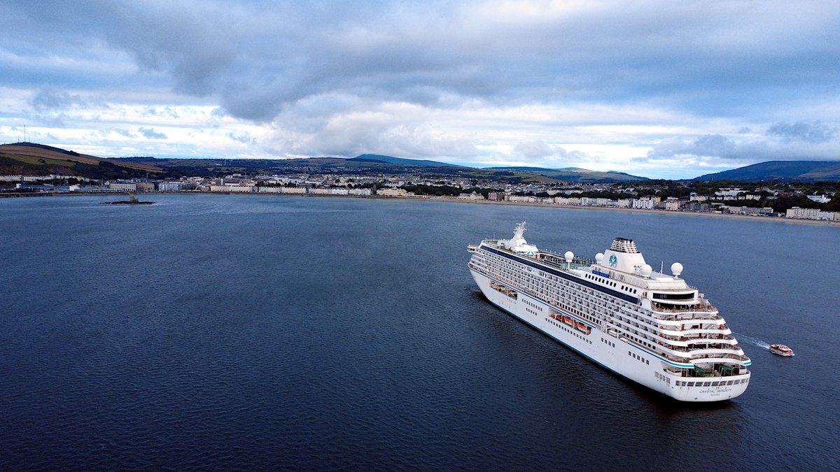Amadeus_IOM's tweet photo. Another day, another cruise ship. This time, it's the Crystal Cruises Serenity and her 740 passengers stopping by. #crystalserenity #crystalcruises @crystalcruises #isleofman https://t.co/Bnj5YBv7uW