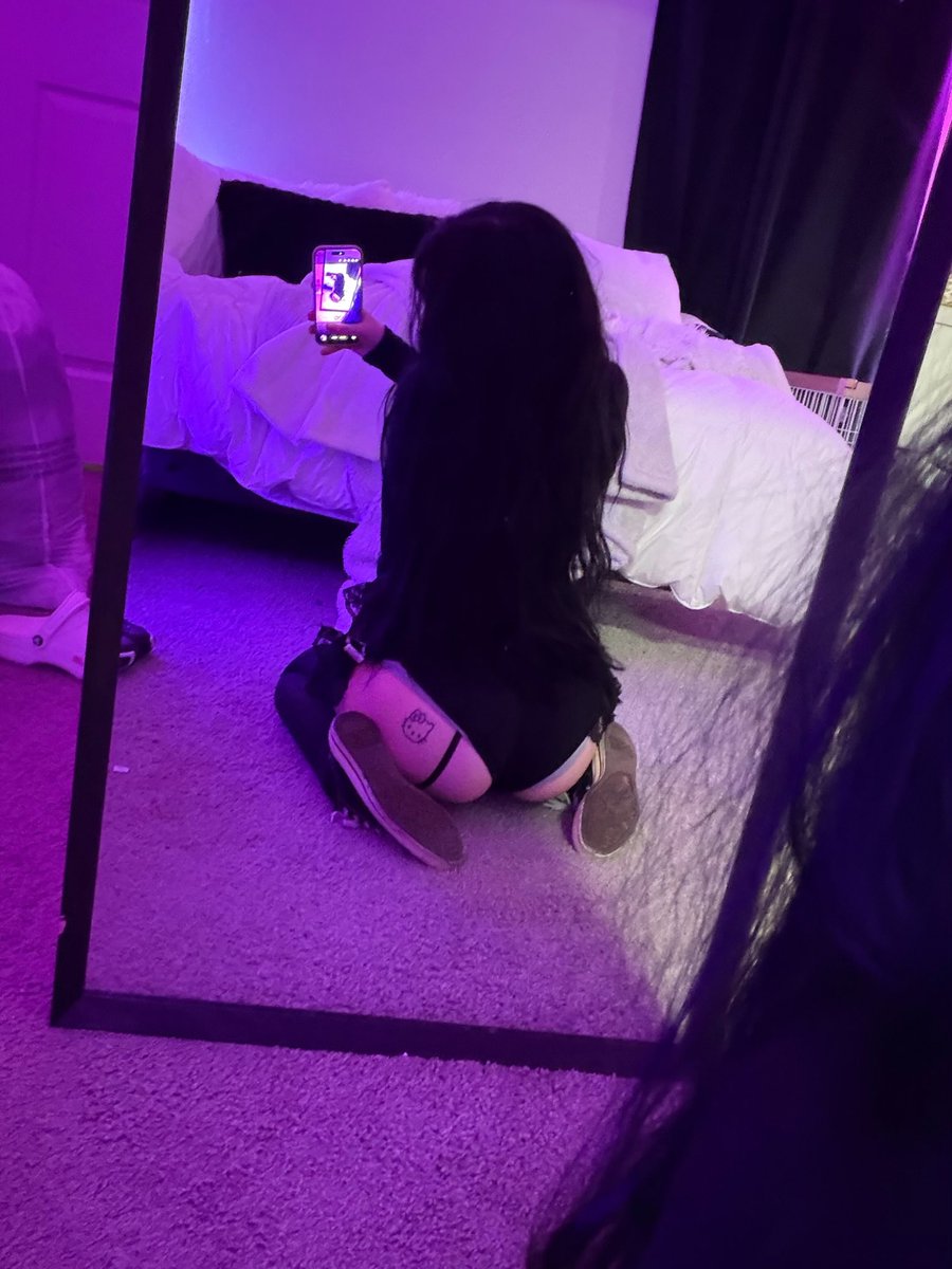 nikitaxworld's tweet photo. can i sit on your face? https://t.co/KJ6NKm4Pf9