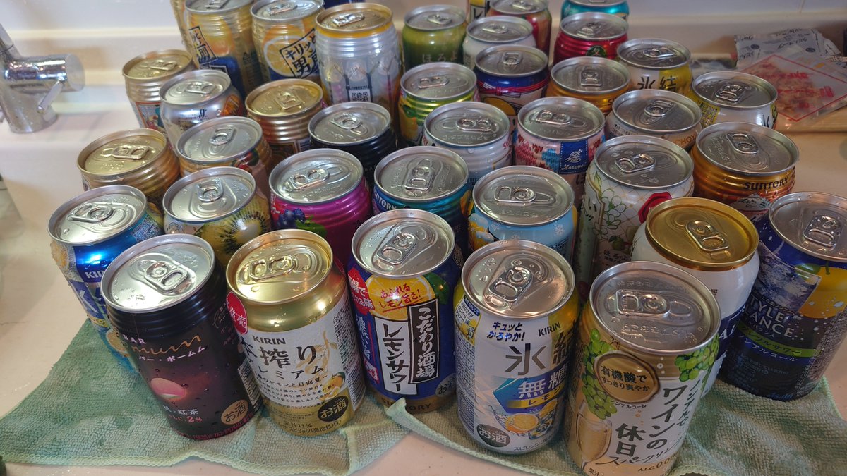lowgreen27's tweet photo. 毎年恒例の友人宅へ泊まりに行って帰宅。
友人宅飲み会に持参して置いていったチューハイが大量に有るが、飲まないので貰って欲しいと言われ持ち帰り

その中、この3本って結構レア度高いのではないのか？？
(´・ω・`)ｳｲｽｷｰﾊﾉﾏﾅｲﾉﾖ https://t.co/hFguRic76U