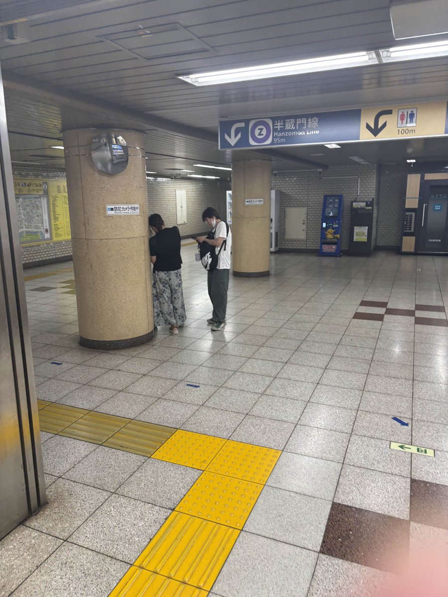 j_kichi2023's tweet photo. ポケカ

ポケカスタンド（半蔵門）

毎日当番なのか、いつも待機してる人たちがいます。

右側のジジイ、朝7時50分にも同じ場所にいました。 この写真は今の時間です。
チャイの人も柱の後ろで待機中。
毎日のように張り付いてるの、普通にヤバくないですか…？

※写真や映像はフォロワー様よりご提供頂いたものを使用させて頂きました。

※問題提起写真、動画を募集しています。
どんどん問題提起していきましょう！

※迷惑待機や店内待機列等迷惑行為を見つけたら迷わず通報🚨