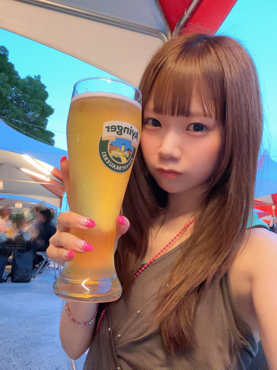hinoShanimuni's tweet photo. ビールフェスのどデカビールは至高。 https://t.co/WUDRHXsP0Z