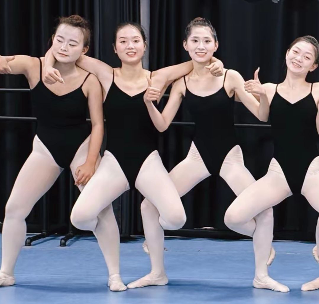 LoveBalletEver's tweet photo. #ballet #体操服 #舞蹈服 #白裤袜 #芭蕾 #足尖鞋 #白丝 #反差  芭蕾舞蹈演员们~ https://t.co/HZCXUVzdqW