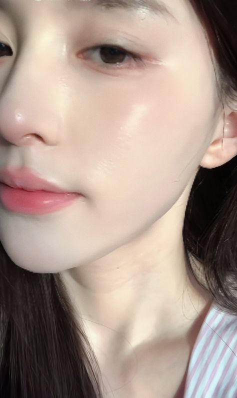 juancho_1978's tweet photo. Glassy, dewy skin vibes today Embracing the glow with a simple skincare routine hydration, subtle highlight, and a clean finish
EXl https://t.co/m4iK0ltZUd
