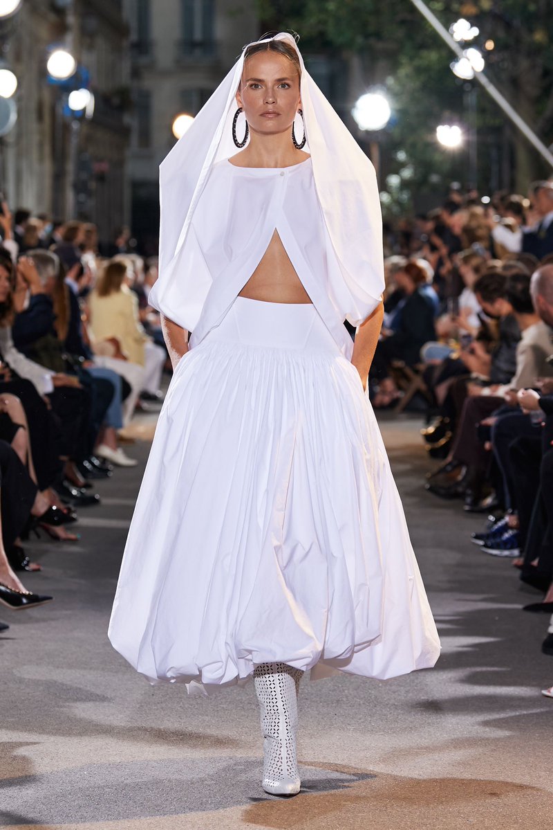jacquemusx's tweet photo. Alaïa SS22 by Pieter Mulier https://t.co/Ur6QtPfCPt