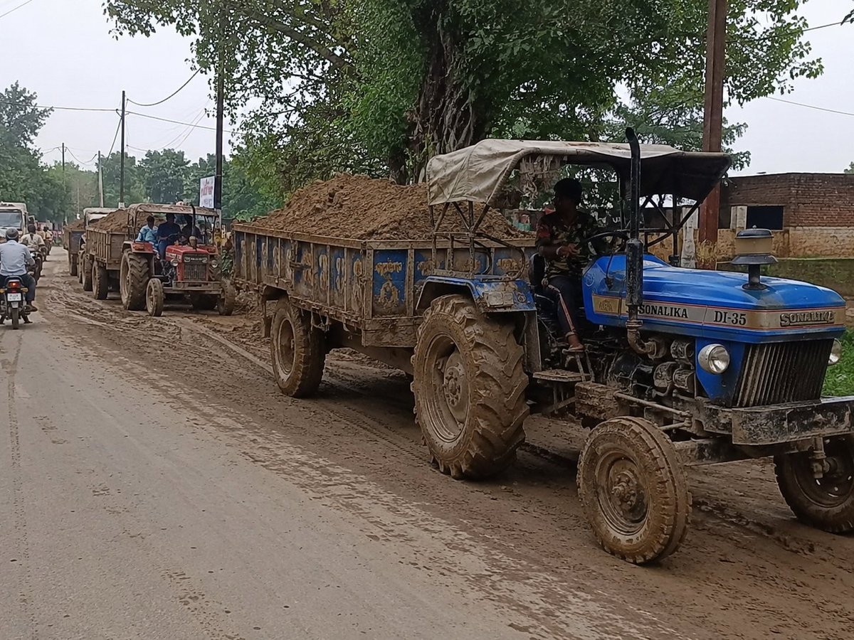 MBDLiveNews's tweet photo. कटघर में बिना अनुमति चल रही ट्रैक्टर-ट्रॉलियां अवैध मिट्टी ढुलाई का दावा

मुरादाबाद। थाना कटघर क्षेत्र की खड़गपुर बाजे चौकी इलाके में रात  अनुमति ट्रैक्टर-ट्रॉलियों से मिट्टी की ढुलाई किए जाने के आरोप सामने आए हैं  लोगों का दावा है रात और दिन ट्रैक्टर चलाते हैं https://t.co/V3Onbdr6Q6