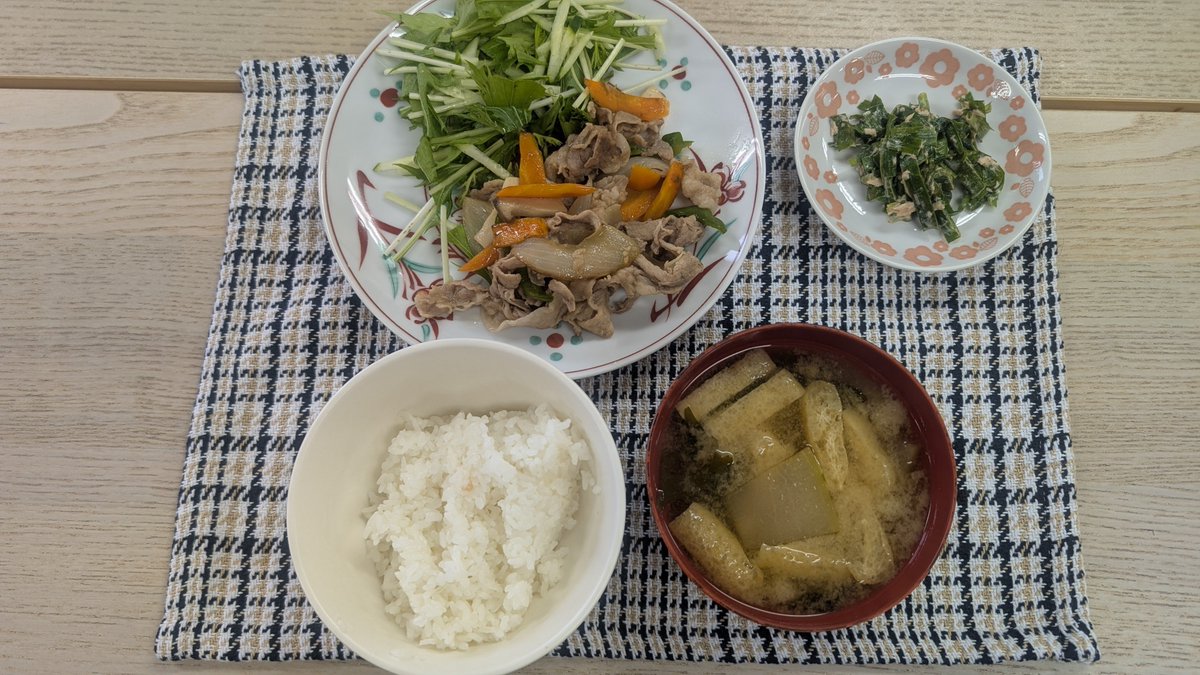 hotspace628's tweet photo. 今日の食事会は、肉野菜炒めでした。いただきもののニラはツナマヨあえにしました！
午後のプログラムは全体ミーティング。来月の予定もだいぶ決まりました。 https://t.co/ORRhkKEZM5