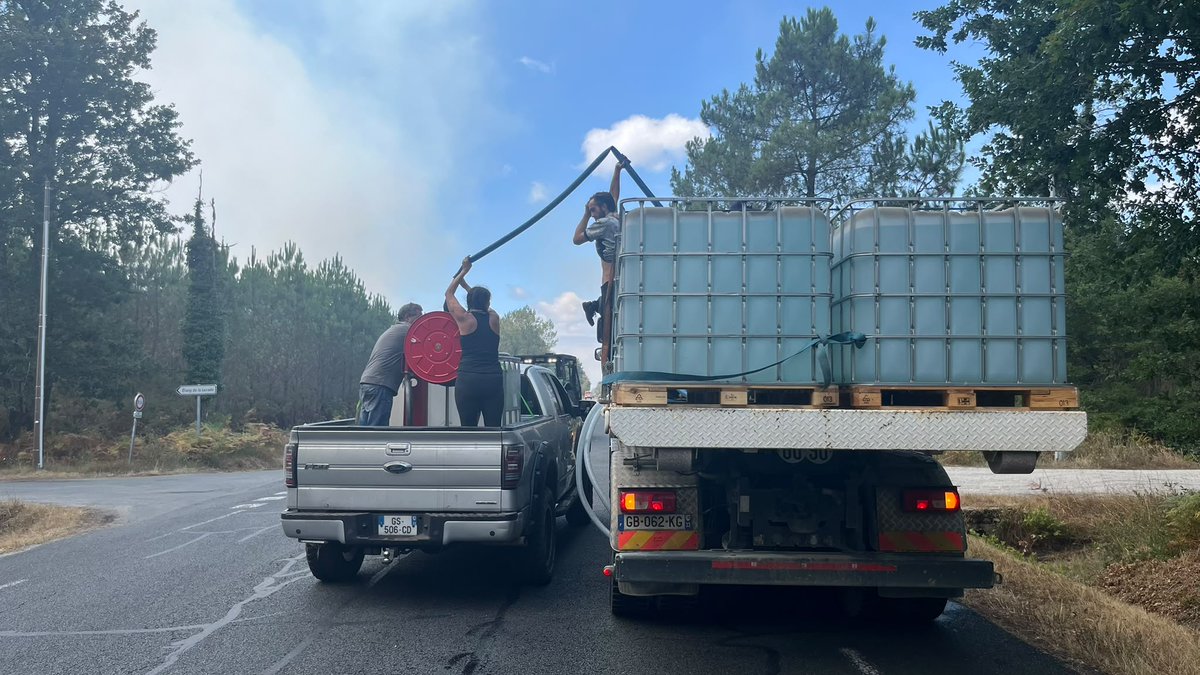 RTLFrance's tweet photo. 📻🔴🎙️"C'est notre pays, on défend notre territoire" : agriculteurs, forestiers, bénévoles... La solidarité "indispensable" pour aider les pompiers à lutter contre les feux en Gironde
Découvrez le reportage de notre journaliste @PereiraArthur7 👉 https://t.co/WP5ZSuB73S https://t.co/V4jQoRZF8K