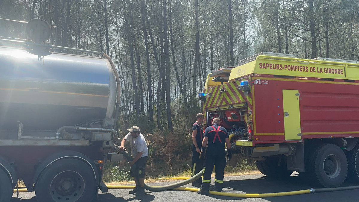 RTLFrance's tweet photo. 📻🔴🎙️"C'est notre pays, on défend notre territoire" : agriculteurs, forestiers, bénévoles... La solidarité "indispensable" pour aider les pompiers à lutter contre les feux en Gironde
Découvrez le reportage de notre journaliste @PereiraArthur7 👉 https://t.co/WP5ZSuB73S https://t.co/V4jQoRZF8K