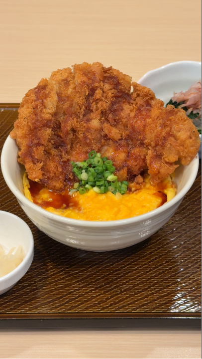 gusto_official's tweet photo. 【ガスト食堂】のチキンカツ玉子丼定食🍚
大判のチキンカツに特製甘とろダレと玉子で
お腹も心も大満足‼️

なんと【ごはんも大盛り無料】で
お値段　899~999円(税込989~1,099円)
ガストでお待ちしております🎐 https://t.co/gtKlSUWUFd