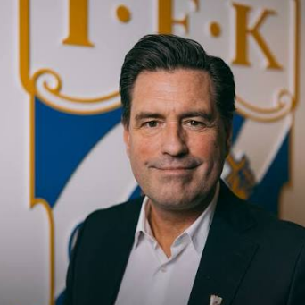 Sigge1904's tweet photo. Att säga att supportrarna pekar på styrelsen "så fort det går dåligt" är en grov omskrivning av verkligheten. IFK Göteborg har varit sportsligt och organisatoriskt underpresterande i många år. När samma problem återkommer under olika tränare, sportchefer och spelartrupper är det definitionen av ett strukturellt ledningsproblem. Styrelsen och klubbdirektören behöver inte göra mål – men de ansvarar för att rätt människor finns på plats för att göra det. Och när de misslyckas är kritik inte bara rimlig, den är nödvändig. Det är så en medlemsägd förening fungerar.

Nicklas, sluta prata om supportrarna i media och börja prata om ert eget ansvar. Ingen blir klubbdirektör för att recensera supporterkulturen. Ditt uppdrag är att leda verksamheten, skapa resultat och bygga en organisation som IFK Göteborg kan vara stolt över.

När en förening underpresterar i år efter år är det ledningens skyldighet att stå längst fram och ta ansvar - inte att antyda att problemet är hur medlemmar och supportrar reagerar. Det blir en fokusförflyttning som ingen köper.

Vi är inte anställda av IFK Göteborg. 
Ni är anställda av en medlemsägd förening. Vi har både rätten och skyldigheten att ställa krav när föreningen missköts. 
Om kritiken känns obekväm är lösningen inte att ifrågasätta supportrarna. 
Lösningen är att leverera ett IFK Göteborg som förtjänar deras förtroende.

Och varför i helvete pratar ni med GP?

#ifkgbg