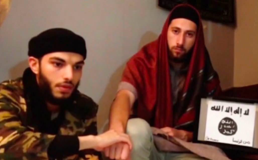 HenkJF's tweet photo. “Exact 10 jaar geleden sneden deze 2 lieverds de kop af van de Franse priester Jacques Hamel.

Het voorval was zo gruwelijk dat ik destijds dacht dat het een ommekeer zou kunnen beteken om anders naar dat Islamitisch geweld te gaan kijken.

10 jaar later is het duidelijk dat het geen ommekeer was. 
Er was wat verslagenheid, er waren veel kaarsen op sociale media en Jaques Hamel werd snel vergeten. 

Hij was lang het laatste slachtoffer niet, de laatste ligt nu opgebaard in Berlijn, maar ook dit slachtoffer zal weldra eentje in de lange rij blijken.

In tegenstelling tot wat velen denken, is het nog lang niet te laat om te vechten tegen de Islam, maar ik zou wel beginnen wakker worden….”

DELEN: Velen zijn deze moord al vergeten!