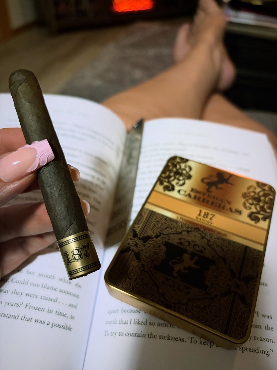SophiaM41298966's tweet photo. A good book a great smoke to finish up my night #cigaroftheday #sophiassmokes #estebancarrerascigars #elcidscigarshop #elcidscigars #cigars #cigarboss #cigarlounge #cigarshop #cigartime #botl #sotl #cigaraddict #cigarjunkie #cigarpassion #cigarworld #cigarnation #cigarcollector https://t.co/Tm7IVMSzRZ
