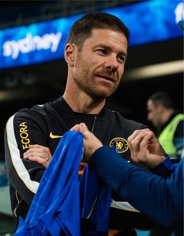 ugonduIj's tweet photo. 🗣️ Xabi Alonso on Chelsea's tactical approach: 🔵

«"We will be flexible in our tactics, in our approach, in our game plans. We have our principles, what we want can be the same, but we have tried and we will try different ideas."»

«"It's about updating, developing something they have done with new concepts, which each manager has."»

💬 Alonso says Chelsea will remain adaptable while staying true to their core principles, with flexibility and evolution at the heart of his philosophy.

📸 Via: @BobbyVincentFL

#CFC #Chelsea #XabiAlonso
