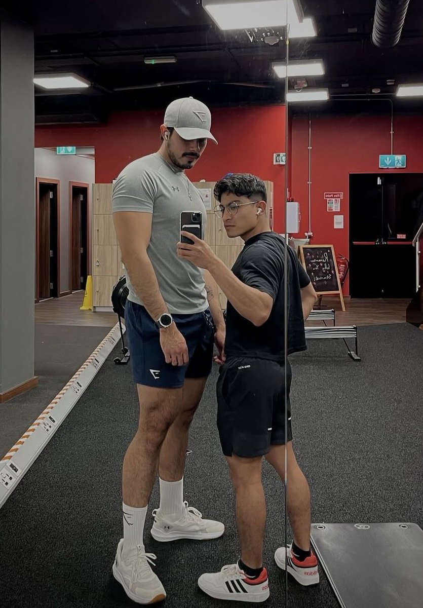 Rainbowreedeem's tweet photo. Does height difference makes a couple more attractive or does it not matter at all? 

Let me know what you think ☺️👇 https://t.co/Yk25D6zPSD