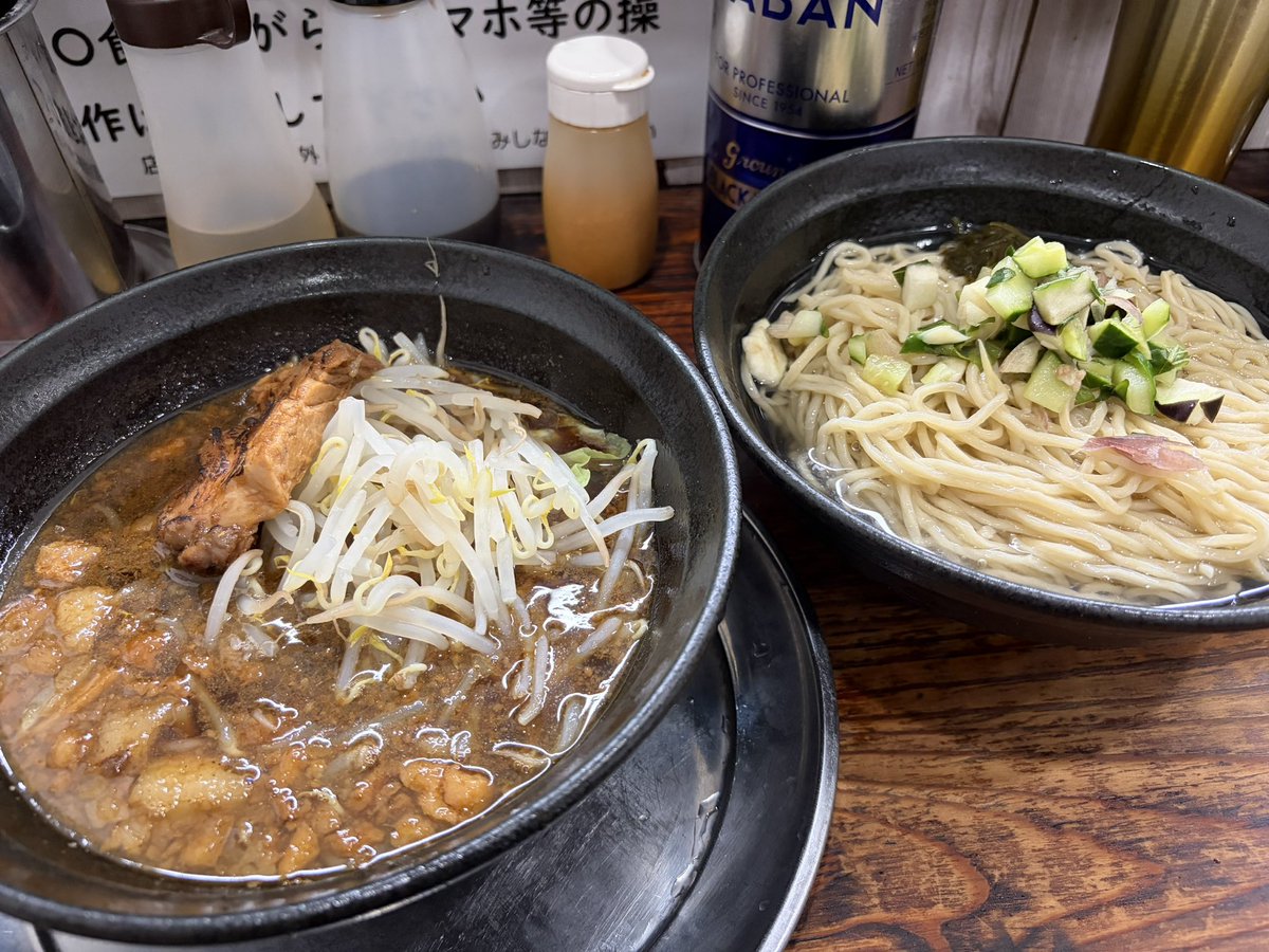 AgYex0's tweet photo. ラーメン84杯目

麺でる 川崎店　4杯目

限定「山形出汁のせ昆布水つけ麺」
豚1枚細麺

山形のだし⁉️ここんとこ暑い日が続いてて熱にやられている身体のリカバリーのチャンス✨
山形の出汁と昆布水の相性⭕️ https://t.co/mXqA57MOo8