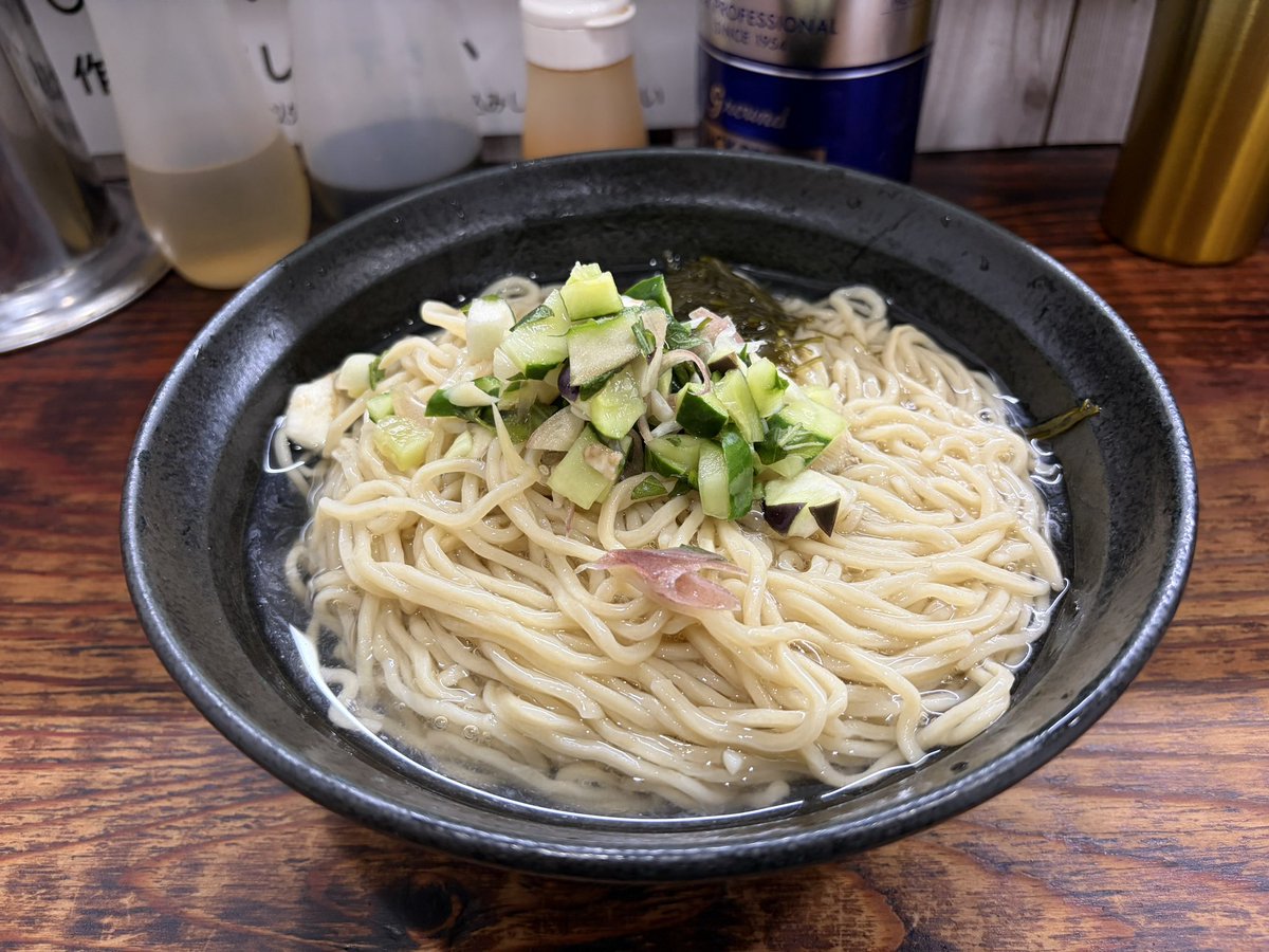 AgYex0's tweet photo. ラーメン84杯目

麺でる 川崎店　4杯目

限定「山形出汁のせ昆布水つけ麺」
豚1枚細麺

山形のだし⁉️ここんとこ暑い日が続いてて熱にやられている身体のリカバリーのチャンス✨
山形の出汁と昆布水の相性⭕️ https://t.co/mXqA57MOo8