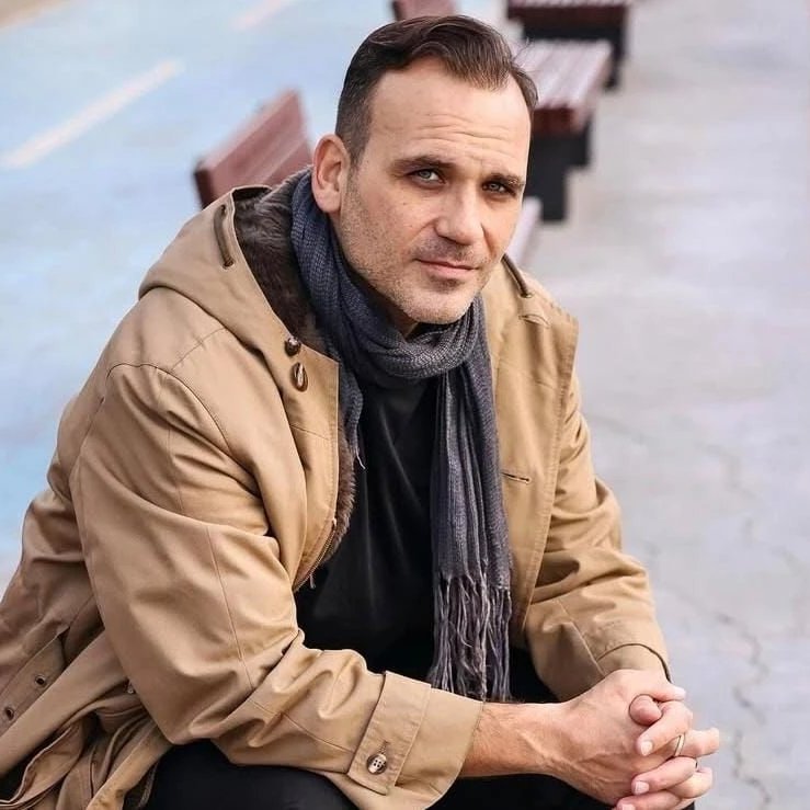 telqraft's tweet photo. Gürgen Öz, Türkiye’deki ahlaki sınırları bilmediğimizi anlattı:

🔷 Bizim memleketin en büyük sorunu sınır.

🔷 Biz sınır bilmeyen bir toplumuz.

🔷 Hayır demek bizde ayıp.

🔷 Çocuğunla gezersin, tanımadığın biri öpmek ister.

🔷 Bunu da jest gibi algılamanı bekler.

🔷 ATM sırasında gelip dibine yapışırlar.

🔷 Market sırasında mesafe bırakmaya korkarlar.

🔷 Bir şey dediğinde kavga çıkar.

🔷 Erkek-kadın ilişkileri de böyle.

🔷 Mesafe koymayı bilmiyoruz.