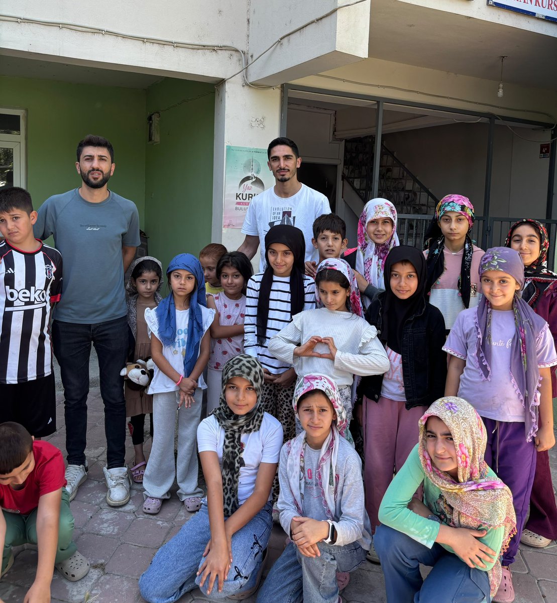 AkDogubayazit's tweet photo. İlçe Gençlik Kolları Başkanımız @ozdemirnursah04 , Yaz Kur’an Kurslarını ziyaret ederek geleceğimizin teminatı olan evlatlarımız ve kıymetli öğreticilerimizle bir araya geldik. Rabbimiz, Kur’an-ı Kerim’in nuruyla yetişen nesillerin sayısını artırmayı nasip eylesin. Bu kutlu hizmette emeği geçen tüm hocalarımıza teşekkür ediyor, çalışmalarında kolaylıklar diliyoruz.
@abuyukgumus @avyusufibis @osmannazlier @ruken_kilerci @Dtilhamiyildiz @kberkayerdogan @h_ibrahimselcuk @m_cetin4 @gecitmehmetsena @Nursahozdmr04 
#yazkurankursları #akgenclik