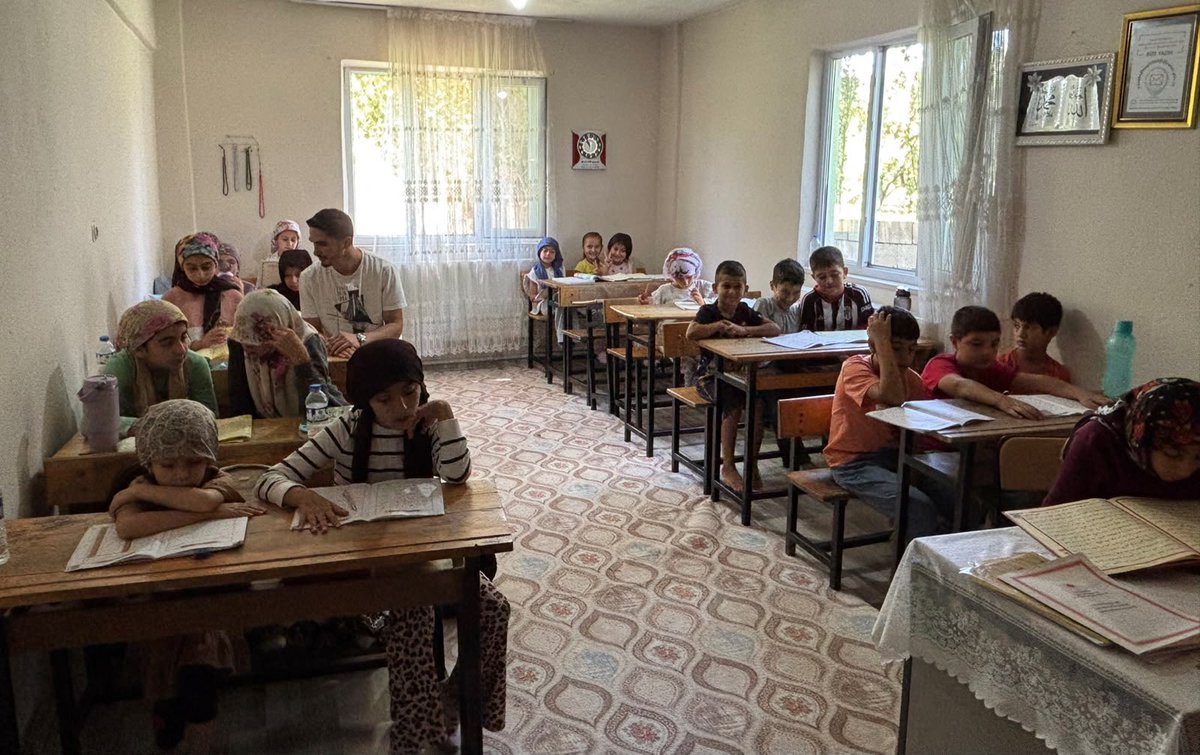 AkDogubayazit's tweet photo. İlçe Gençlik Kolları Başkanımız @ozdemirnursah04 , Yaz Kur’an Kurslarını ziyaret ederek geleceğimizin teminatı olan evlatlarımız ve kıymetli öğreticilerimizle bir araya geldik. Rabbimiz, Kur’an-ı Kerim’in nuruyla yetişen nesillerin sayısını artırmayı nasip eylesin. Bu kutlu hizmette emeği geçen tüm hocalarımıza teşekkür ediyor, çalışmalarında kolaylıklar diliyoruz.
@abuyukgumus @avyusufibis @osmannazlier @ruken_kilerci @Dtilhamiyildiz @kberkayerdogan @h_ibrahimselcuk @m_cetin4 @gecitmehmetsena @Nursahozdmr04 
#yazkurankursları #akgenclik