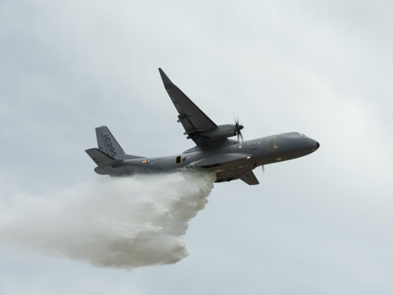 AdrianLosadaP's tweet photo. 6. ¿Merece la pena la inversión en el A400M?

La solución óptima para la geografía y red hídrica española sigue siendo la combinación de hidroaviones anfibios (renovación vía DHC-515), aviones de ataque inicial (Air Tractor) y la flota de helicópteros.

- Kit C295: Es una herramienta con pleno sentido táctico para la orografía peninsular por maniobrabilidad y operatividad STOL, si bien padece la limitación de la recarga en pista.

- Kit A400M.Constituye una capacidad de contingencia o reserva estratégica asumible si se limita a adquirir 1 o 2 kits (~4 M€/ud) para la flota ya existente del Ala 31. Sin embargo, no es un medio primario de extinción ni sustituye a la aviación dedicada.

Adquirir kits Ro-Ro para plataformas militares existentes solo es justificable como una capacidad secundaria de emergencia o respaldo estratégico. Si se opta por esta vía de contingencia, el kit para el C295 es una herramienta táctica razonable para España, mientras que el A400M queda relegado a un uso de nicho para la creación de cortafuegos químicos masivos en terreno completamente llano.