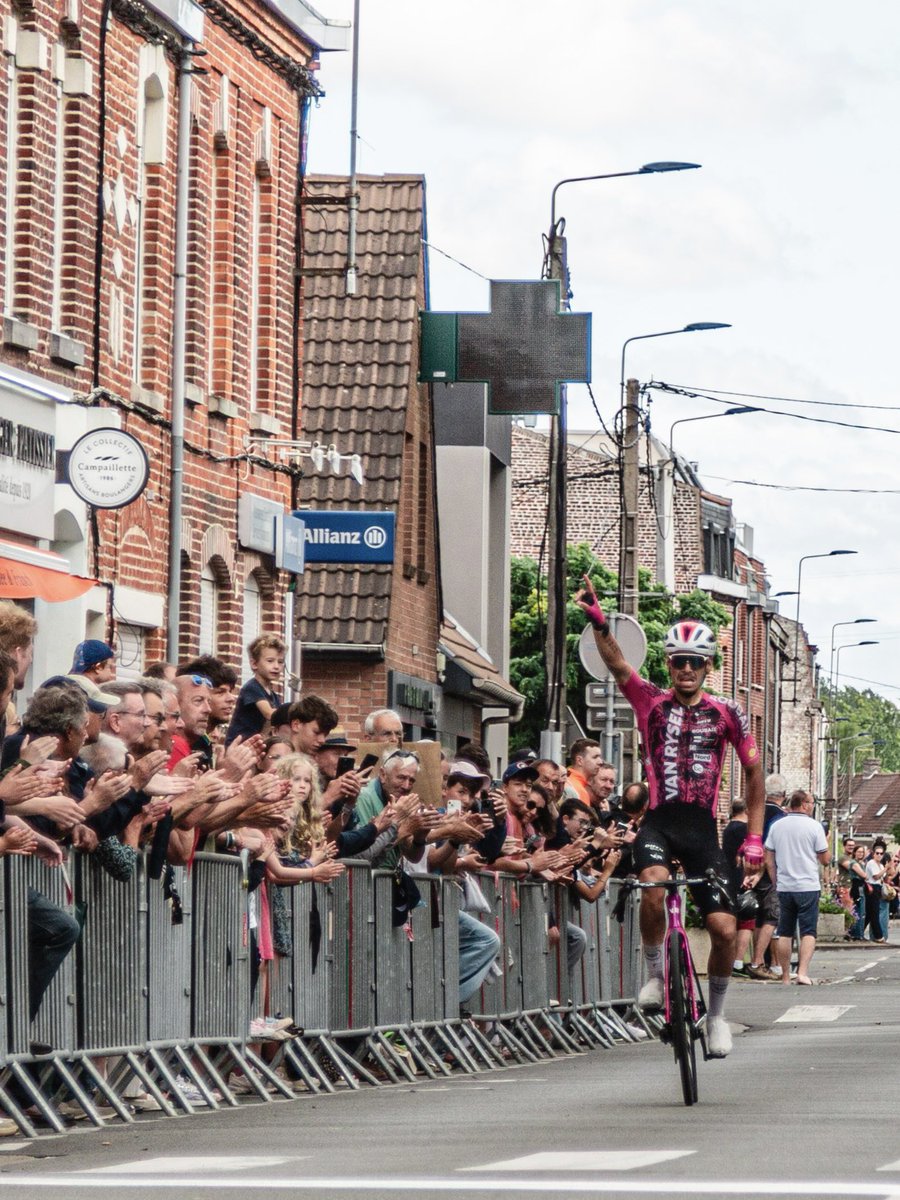 vanryselroubaix's tweet photo. Quelle démonstration collective sur ce Grand Prix de Pérenchies ! 🤯
Une course maîtrisée de bout en bout par l’équipe, conclue avec la victoire de Maxime Jarnet ! 🏆

Daniel Arnes prend une solide 4ᵉ place, juste devant Joes Oosterlinck, 5ᵉ.

📸 Julien Regnier https://t.co/q2WPiwOZDM