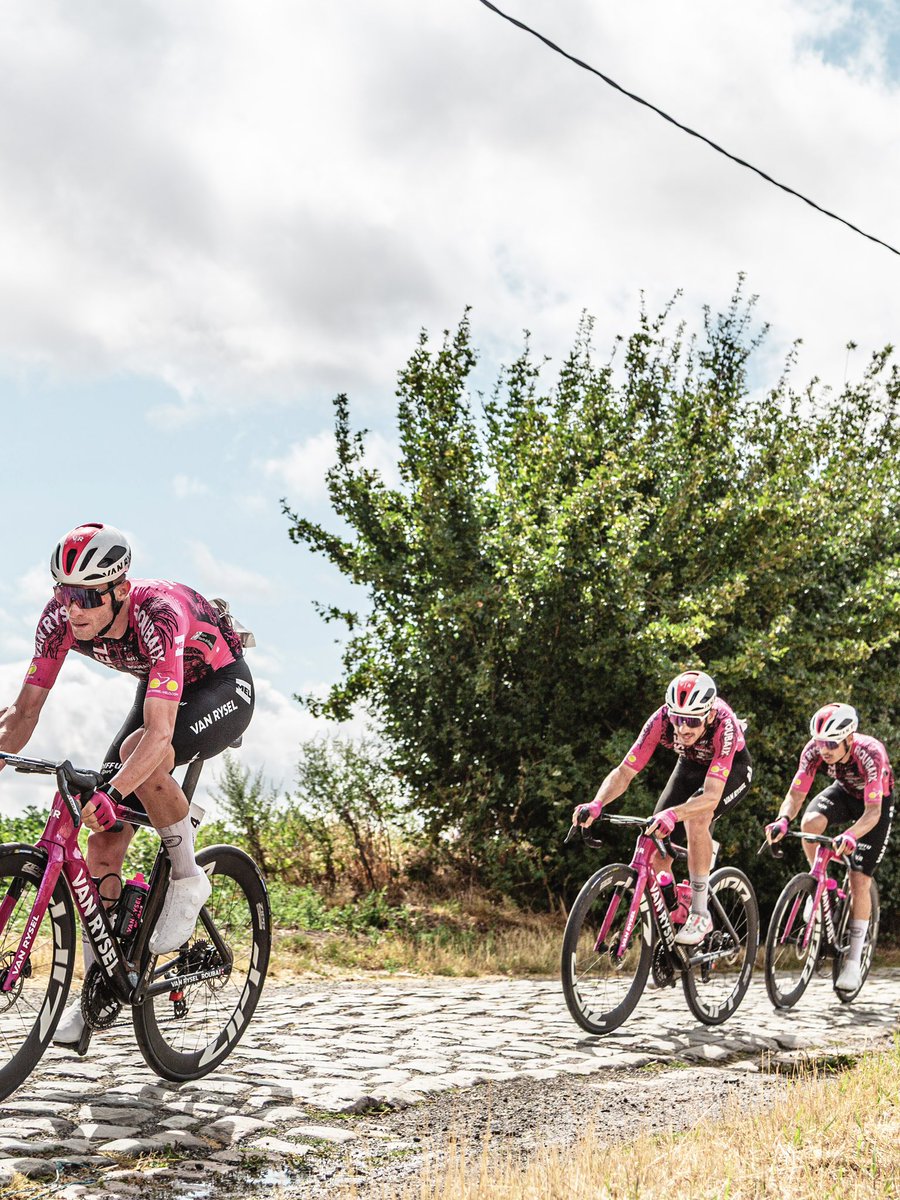 vanryselroubaix's tweet photo. Quelle démonstration collective sur ce Grand Prix de Pérenchies ! 🤯
Une course maîtrisée de bout en bout par l’équipe, conclue avec la victoire de Maxime Jarnet ! 🏆

Daniel Arnes prend une solide 4ᵉ place, juste devant Joes Oosterlinck, 5ᵉ.

📸 Julien Regnier https://t.co/q2WPiwOZDM