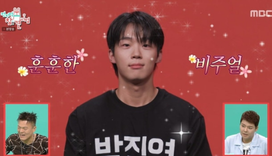 tang__kira's tweet photo. Manajer JYP Ganteng amaat??

DI acara THe Manager, manager dari Park Jinyoung (JYP) menarik perhatian netizen. 

Sang manajer yang bernama SHin Byungwoo tuh cerita dia kelahiran 2.000. Dipuji sama PD acara kalau dia top 4 manager ganteng, sang manajer malu-malu tapi nerima pujian itu.

Sang manajer sudah kerja selama 1 tahun jadi manajernya JYP.  Semua yang deket sama JYP tuh diminta panggil 'Hyung". Meskipun sebenernya umur JYP dan dia tuh bedanya 29 tahun, seumuran ibunya.

Tapi sekarang sang manajer udah biasa manggilnya pake Hyung.

https://t.co/BRIvS5doRs