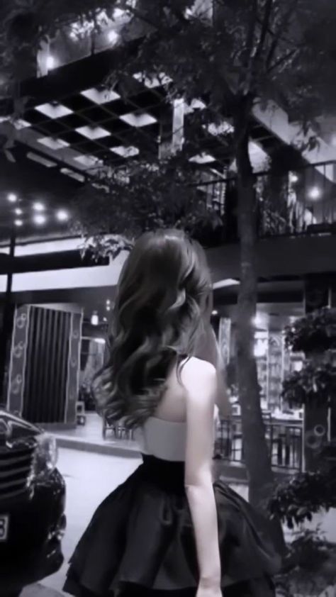 kusonsrang's tweet photo. Chasing city lights in timeless evening style A strapless top + voluminous black skirt for a look that says I came for the night
stO https://t.co/MS6U6SCcxZ