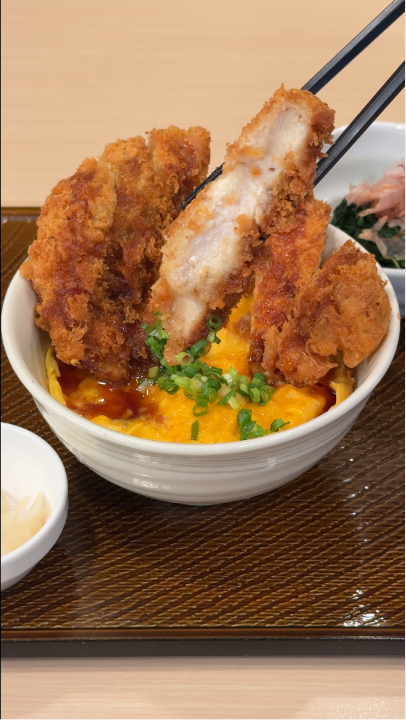 gusto_official's tweet photo. 【ガスト食堂】のチキンカツ玉子丼定食🍚
大判のチキンカツに特製甘とろダレと玉子で
お腹も心も大満足‼️

なんと【ごはんも大盛り無料】で
お値段　899~999円(税込989~1,099円)
ガストでお待ちしております🎐 https://t.co/gtKlSUWUFd