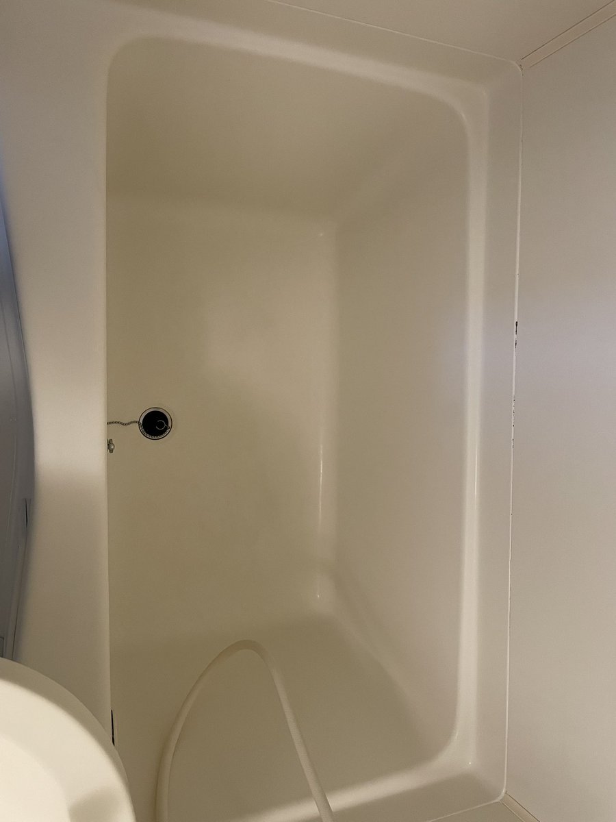 osoujiman0221's tweet photo. 縁の所は激カタ水垢で浴槽内は激厚石鹸カスです。底が見えなくなるくらい粉が出まして詰まると思ったので掃除機で吸いました。 https://t.co/vJai63kP4J