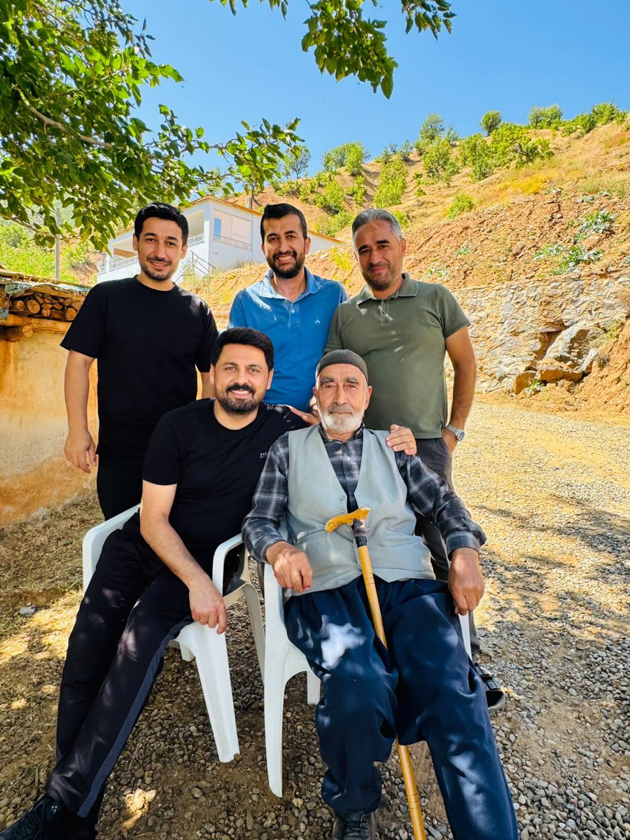 yilmaz_seven's tweet photo. Yöremizin eşsiz ikliminden ve bereketli topraklarından süzülen Sivan dut pekmezi için dutlarımızı topladık. Ünü sınırları aşan ve doğal bir şifa deposu olan Sivan dut pekmezi için geleneksel pekmez yapımımızı gerçekleştirdik. Toprağın bereketini, büyüklerimizin tecrübesini ve samimi el emeğimizi harmanladığımız bu eşsiz miras, sofralarımıza şifa olmaya hazır. Emeği geçen herkesin ellerine sağlık.