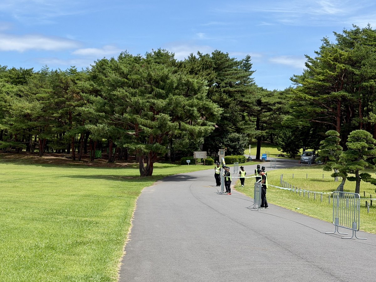 luckyfm_fes's tweet photo. ＼ 本日から現地設営スタート！ ／

今日から、会場のひたち海浜公園で
#LuckyFes の設営が始まりました🏗️

まだ何もないこの場所が、ここから少しずつLuckyFesの景色に変わっていきます🌈

本日14:30時点、現地は25℃。
スタッフのスマホ調べでは東京よりも涼しく、過ごしやすい設営初日となりました🍃

完成までの様子を、これからお届けしていきます！
開催まであと12日。

🎫 https://t.co/84uW7e5YkD