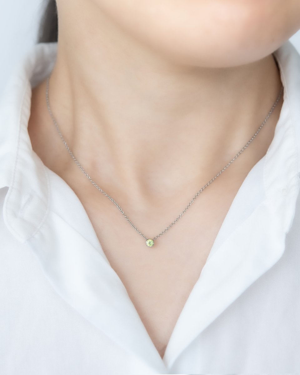 accessory_PePe's tweet photo. 爽やかな優しいグリーンが魅力のペリドットをあしらった、シルバーのネックレス。

小ぶりな一粒デザインながら、透���感のある明るい色合いがさりげない存在感を放ち、 清らかで上品な印象を演出してくれます。

https://t.co/nyzxeEhUBO

#アクセサリーぺぺ
#ネックレス
#シルバー
#ペリドット
#８月 https://t.co/uQ8rZsII8L